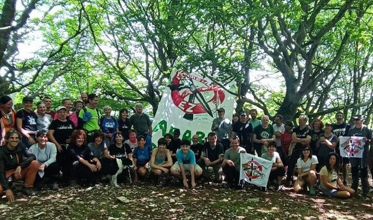 Participantes de la marcha de Arabako Mendiak Aske.