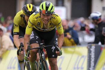 Primoz Roglic se impone de amarillo en la meta de  Samoëns 1600, con Jorgenson pegado a su rueda.