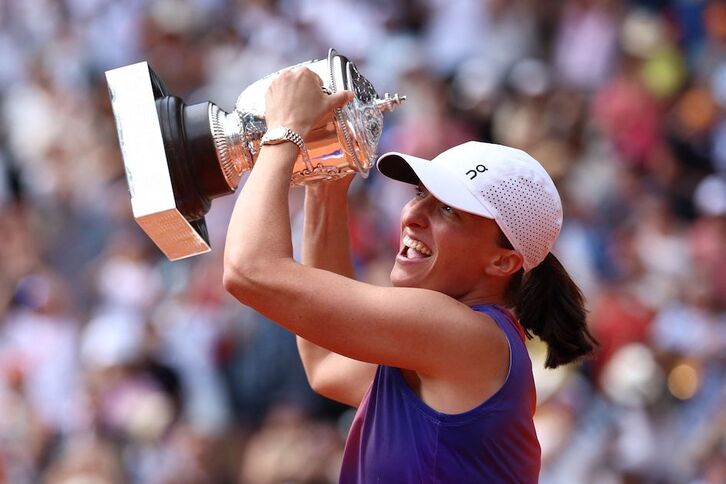 Una eufórica Iga Swiatek levanta su cuarta Copa Suzanne Lenglen.