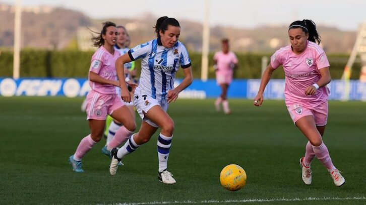 Camila intenta interceptar el avance de Amaiur en la última visita del Madrid a Zubieta.