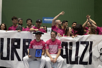 Ion Ibarluzea eta Aritz Erkiaga, atzean zaletuekin, «Iron Cup» txapelketako garaipena ospatzen.