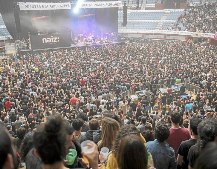El festival de GARA en Illunbe desbordó las previsiones iniciales y llenó tanto el coso como carpas colocadas en los alrededores.