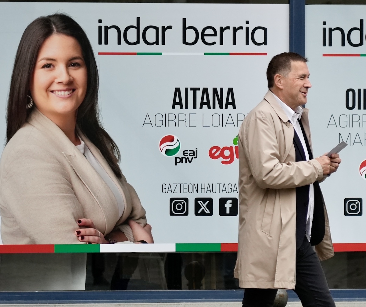 Arnaldo Otegi (EH Bildu), camino del colegio electoral en Elgoibar, ante un cartel del PNV.