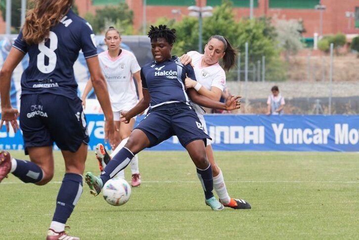 Aida desequilibra a Jacqueline, que ha debutado como goleadora con la camiseta de la Real con un doblete.