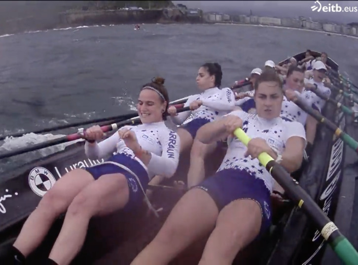 ‘Lugañene’ trainerua, Xubane Uribarrena hankako arraunlaria erramu gabe arraunean.