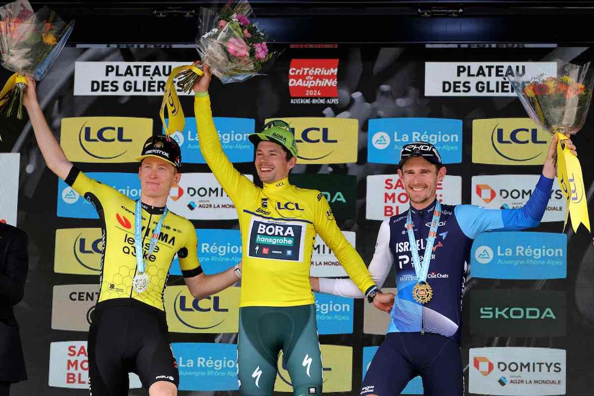Roglic, escoltado por Jorgenson y Gee en el podio final del Dauphine (Thomas SAMSON / AFP PHOTO)