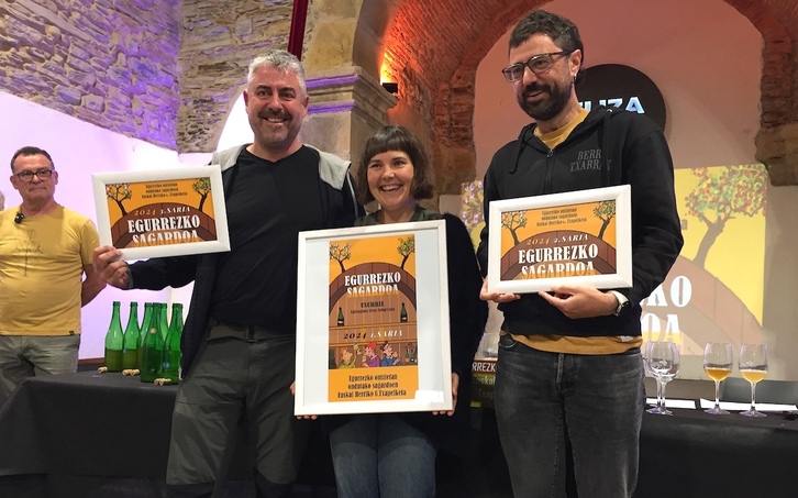 Aurtengo txapelketako irabazleak, garaikurra jaso ondoren.