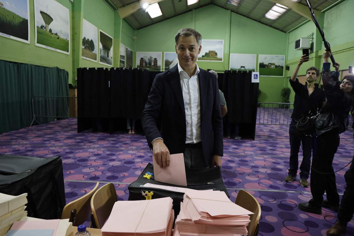 El primer ministro belga, Alexander de Croo, votando.