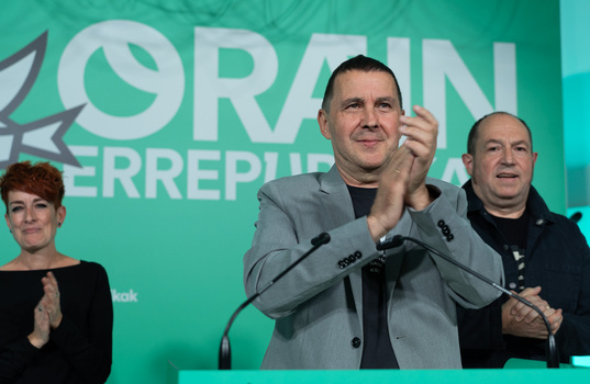 Arnaldo Otegi, atzean Bakartxo Ruiz eta Pernando Barrena dituela, pozarren agertu da Iruñean.