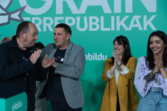 Pernando Barrena, junto a Arnaldo Otegi, Oihana Etxebarrieta y Nayua Jatri en la noche electoral de EH Bildu en Iruñea. 