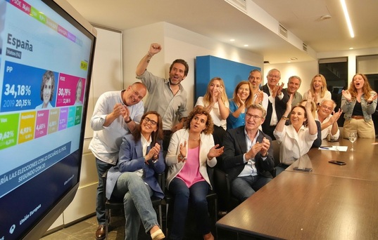 El lider del PP, Alberto Núñez Feijóo, celebra la victoria de su partido.
