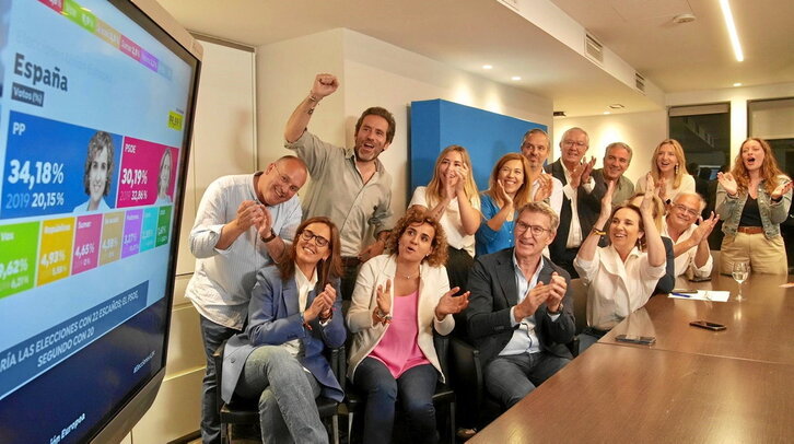 El líder del PP, Alberto Núñez Feijóo, celebra la victoria de su formación junto a integrantes de su directiva.