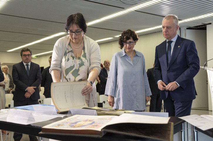 Algunos de los documentos entregados al Archivo, en presencia de Urkullu.