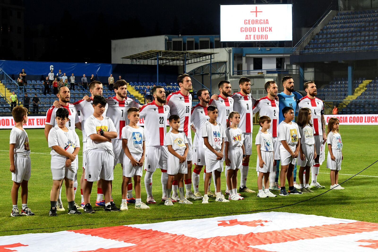 Equipo de Georgia que se impuso a Montenegro en un amistoso previo a la Eurocopa. (Savo PREVELIC / AFP) Equipo de Georgia que se impuso a Montenegro en un amistoso previo a la Eurocopa. (Savo PREVELIC / AFP)