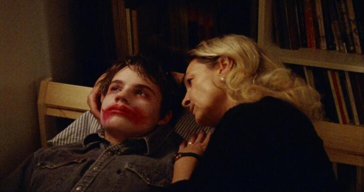 Stefan semea eta Marklena ama, filmeko une batean.