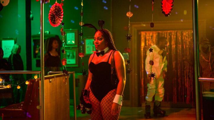 Queenie Jenkins-en pertsonaia festa batean.