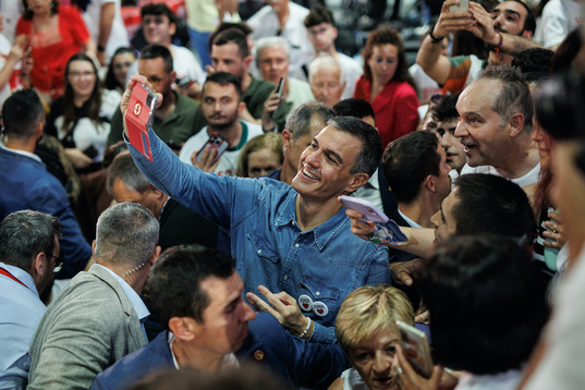 Sánchez ya aparecía muy relajado en el mitin final en Fuenlabrada, anticipo de otra casi remontada en su curriculum.