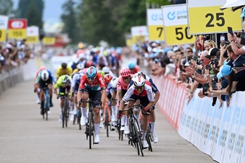 Bryan Coquard, esprintando en el final de la segunda etapa.