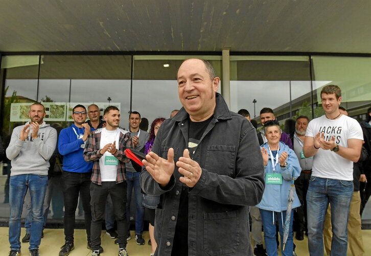 Pernando Barrena Orain Errepublikak taldeko eurodiputatua, botoa emateko unean.