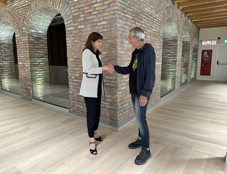 Maider Etxebarria Gasteizko alkatea eta Lukas Etxebarria Lazarraga elkarteko kidea.