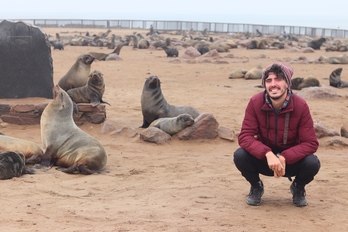 Jon Zubillaga biologo hernaniarra itsas txakurrekin