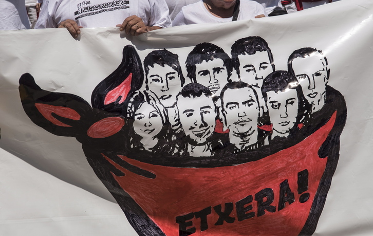 Altsasuko zortzi gazte auzipetuen irudiak pankarta batean, 2018ko San Ferminetan haien alde eginiko mobilizazioan.