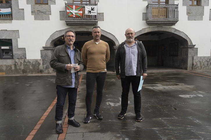 Txutxi Ariznabarreta, Ekain Goti eta Alberto Ugarriza, osasun zerbitzuaren kalitatearen inguruko kezka adierazteko egin duten agerraldian. 