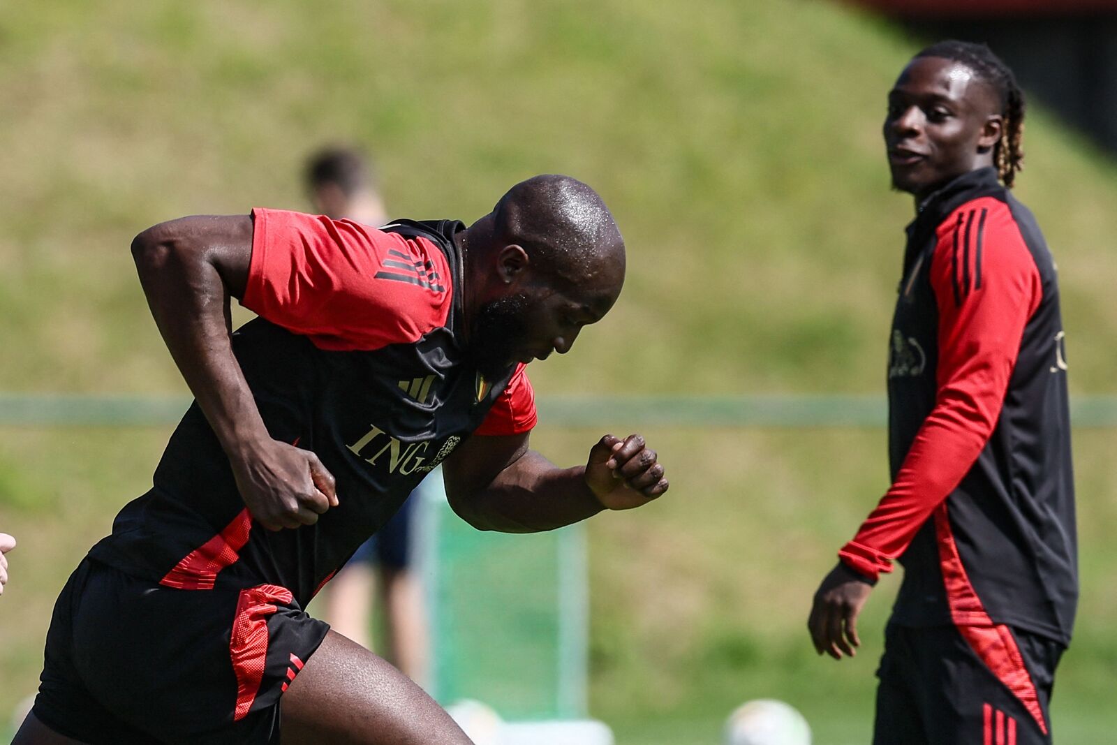 Lukaku junto a Doku en una sesión de entrenamiento. (Bruno FAHY / AFP) Lukaku junto a Doku en una sesión de entrenamiento. (Bruno FAHY / AFP)