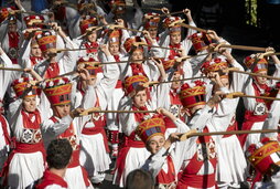 Un grupo de dantzaris de Duguna en San Fermin Txiki de 2023.