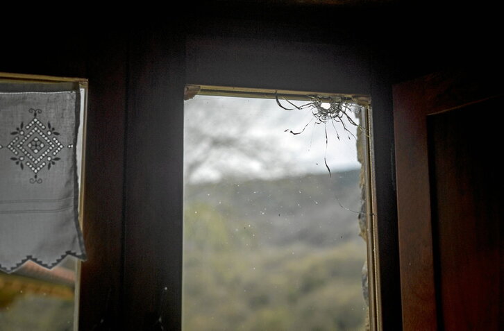 La bala entró por la ventana de la cocina.