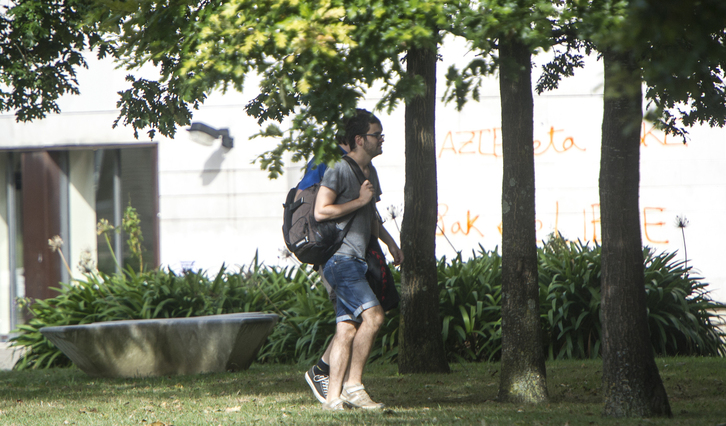 Beka deialdia unibertsitate ikasleei zuzenduta dago.