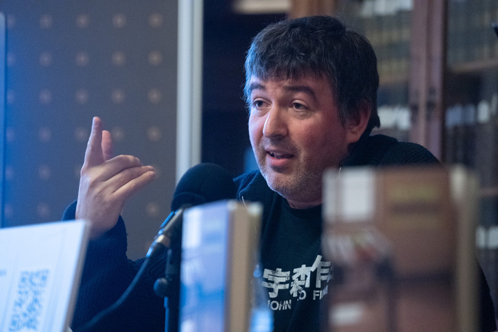 Santi Leonek ‘Nekropolia’ aurkeztu du Donostian.