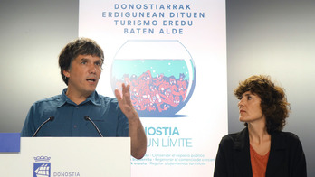 Markel Ormazabal y Garbiñe Alkiza, concejales de EH Bildu, en su comparecencia de hoy.