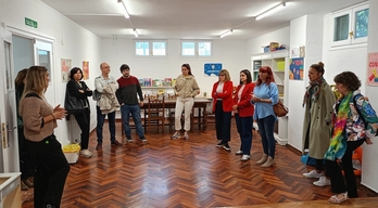 La delegación del Parlamento navarro atiende las explicaciones de los responsables del centro de menores de Beloso.