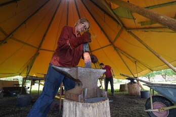 Mischa Kunckel, estudiante de la Escuela Nacional de Herrería, trabaja cerca del Museo del Barco Vikingo de Roskilde.