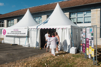 Depuis 2017, un espace d'accueil pour sensibiliser aux violences sexuelles et sexistes est installé sur l'esplanade Roland-Barthes.