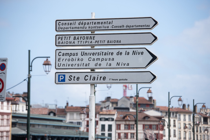 Frantsesez, euskaraz eta okzitanieraz idatzitako seinaleak, Baionan.