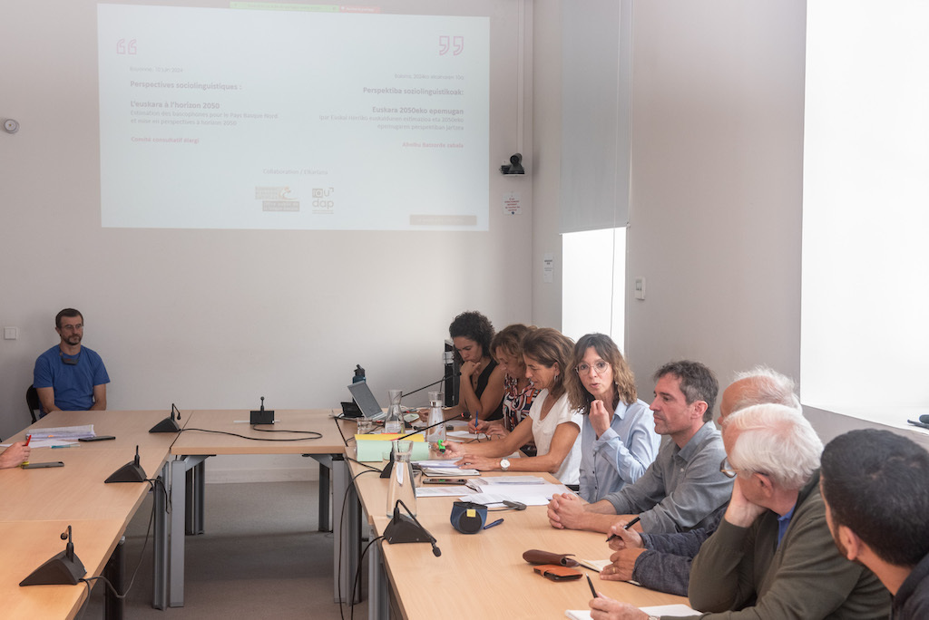 EEPko lehendakaria, Maider Behoteguy, prospekzioaren nondik norakoak emateko aurkezpenean.