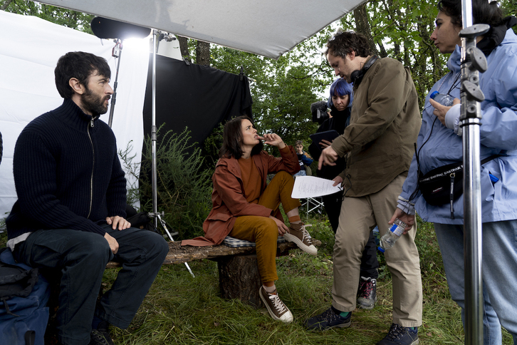 Los actores Javier Rey y Patricia López Arnaiz escuchando a Gastesi entre toma y toma.