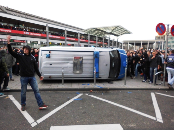 Un vehículo policial volcado durante enfrentamientos con hooligans.