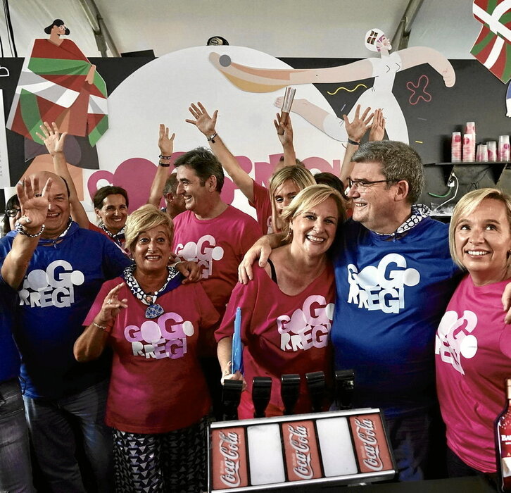 El presidente del EBB, la concejala de fiestas, Itxaso Atutxa y el alcalde,  en Gogorregi.
