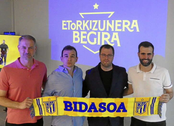 Álex Mozas posa en su presentación con su staff.