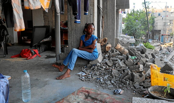 Una desplazada palestina, refugiada en un edificio en ruinas en el campo de refugiados de Bureij.