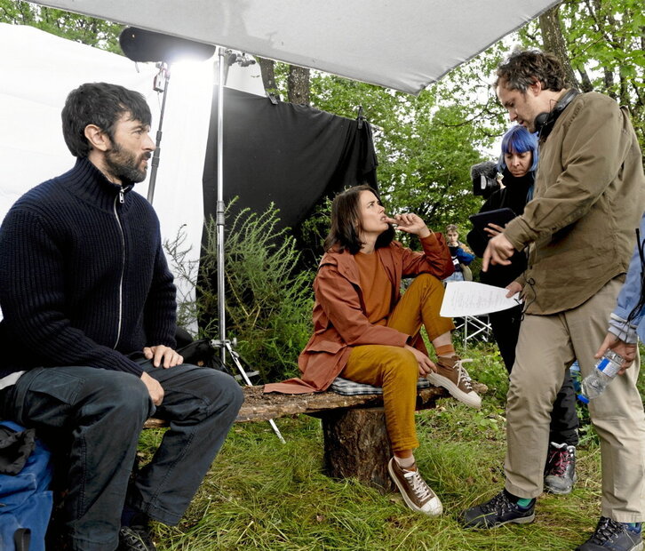 Javier Rey y Patricia López Arnaiz escuchan a Gastesi entre toma y toma.