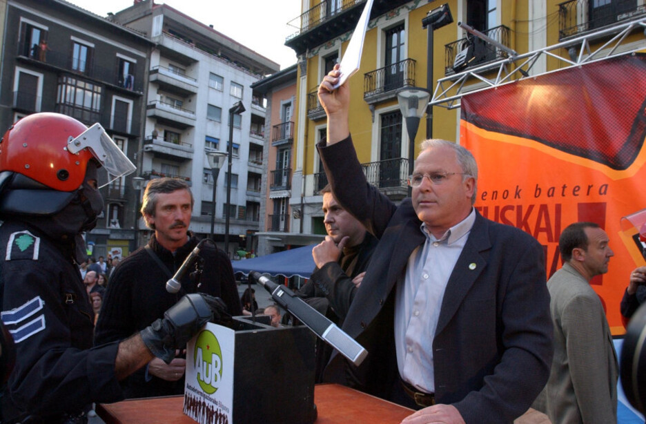 2003: Autodeterminaziorako Bilgunea (AuB) plataformaren mitina Tolosan, Ertzaintzak eten zuen 