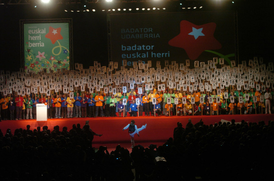 2007: Abertzale Sozialisten Batasuna legez kanpo utzi ostean honi erreferentziarik ez egiteko agindu zuen Auzitegi Nazionalak, BEC lepo bete zen kanpainako lore gorriaren bueltan.