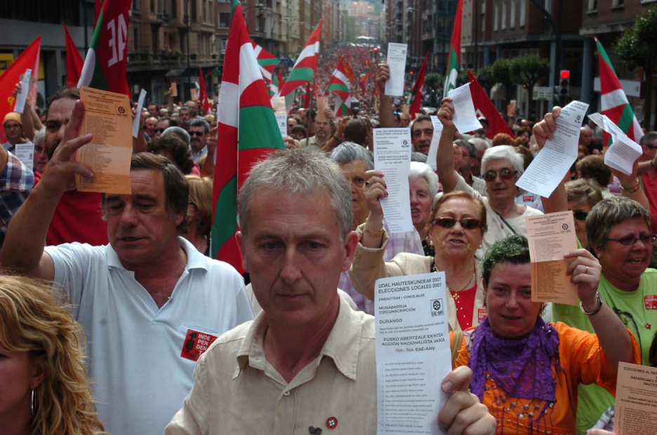 2007: EAE-ANVren zerrendak eskuan hartuta milaka pertsonek parte hartu zuten ilegalizazioaren aurkako Bilboko mobilizazio honetan
