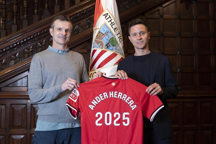 El presidente Jon Uriarte con Herrera tras firmar la renovación por una temporada.