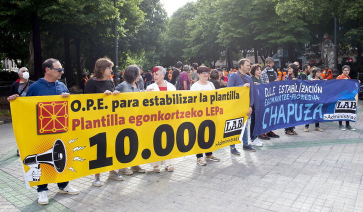 Protesta de LAB contra la temporalidad ante el Parlamento navarro en 2022.