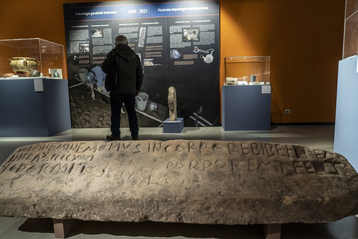 Inskripzio kristaua duen IX. mendeko Argiñetako hileta estalkia, Bilboko Arkeologia Museoko erakusketa batean. (Marisol RAMIREZ | FOKU)